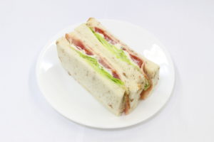 BLTサンド(シーザーサラダ仕立て）