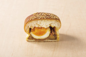 07_お月見焼きｶﾚｰﾊﾟﾝ断面_1607_ｷﾘ実